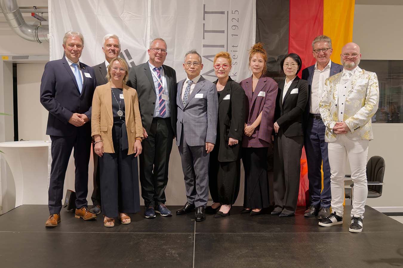 Investor Dong-Myung Kim (Mitte) mit Familie sowie Geschäftsführer Investor Dong-Myung Kim (Mitte) mit Familie sowie Geschäftsführer Ivo Petschke und Mitarbeiter